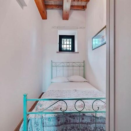 Stunning Apartment In Mombaroccio Near Metauro River Exterior photo